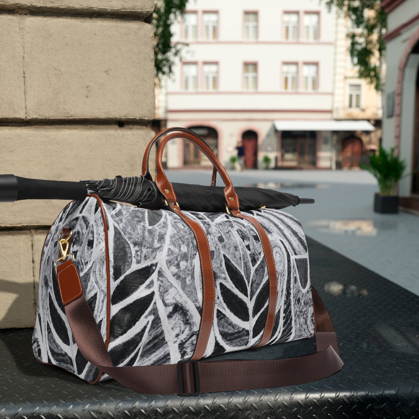 Tropical Waterproof Travel Bag - Perfect for Beach Getaways / Amazon Whimsy, Noir