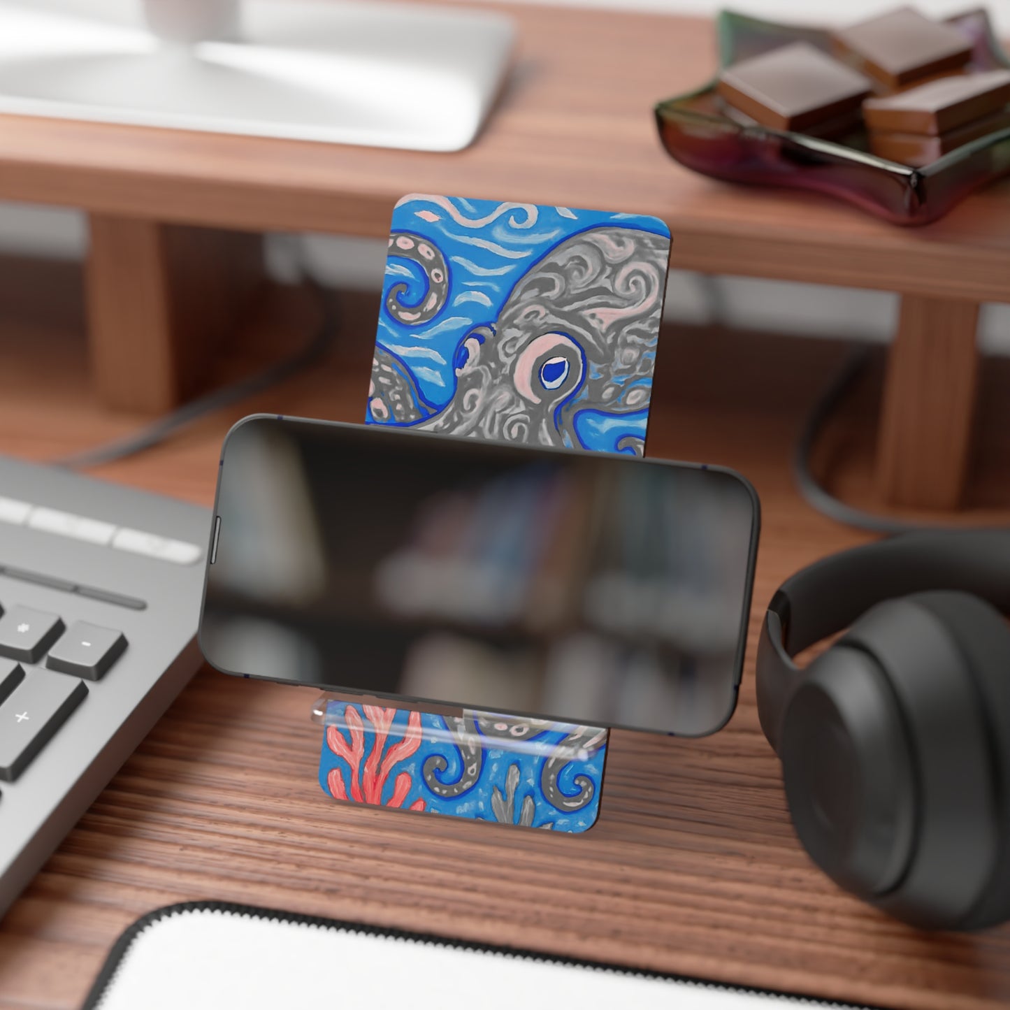 Stylish Smartphone Display Stand with Octopus Artwork - Kraken Joe/Blue